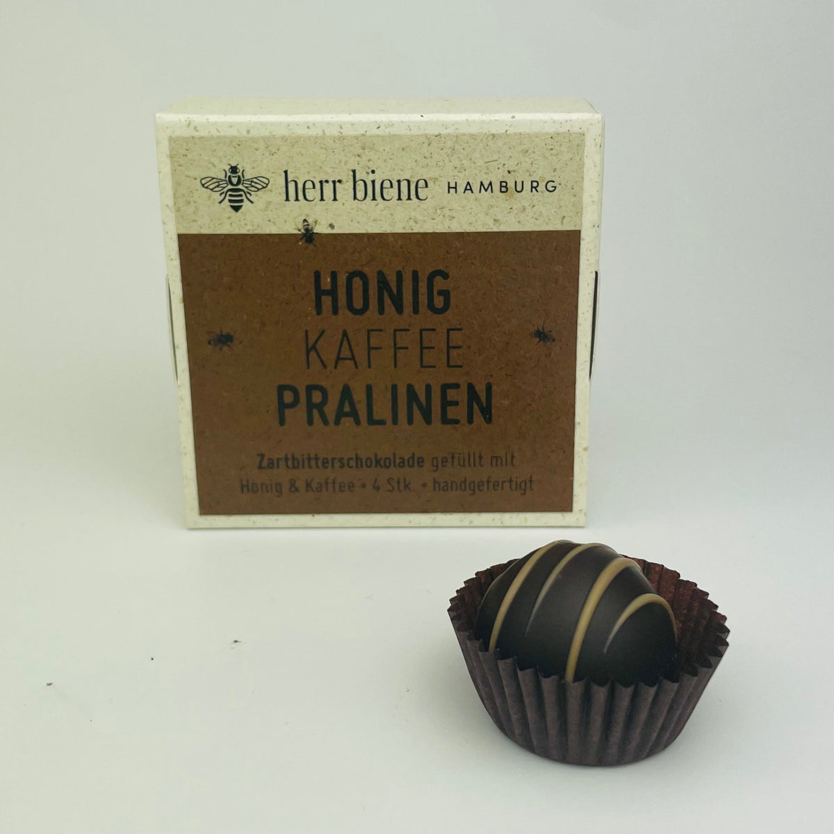 Vier Honigpralinen Kaffee mit Zartbitterschokolade in Geschenkverpackung