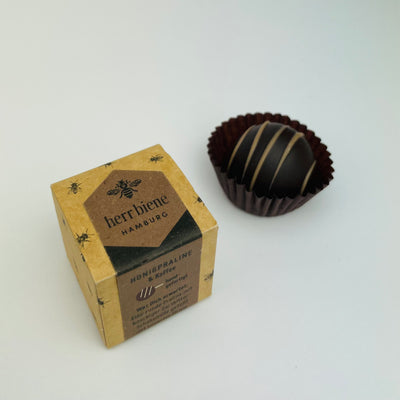 Honigpraline Kaffee in Zartbitterschokolade einzeln verpackt von herr biene