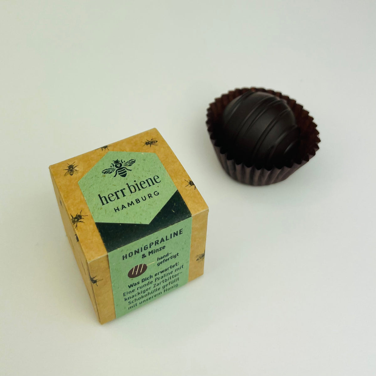 Honigpraline Minze in Zartbitterschokoladeeinzeln verpackt von herr biene
