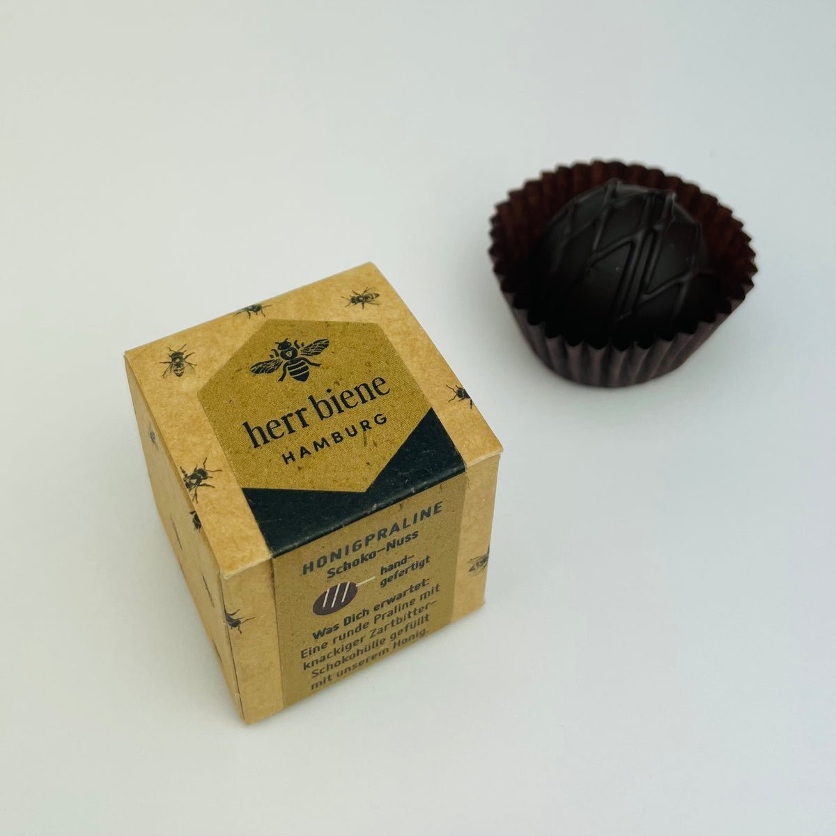Honigpraline Nuss in Zartbitterschokolade einzeln verpackt von herr biene