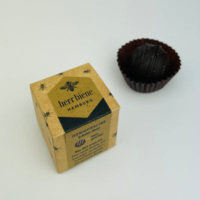 Honigpraline Nuss in Zartbitterschokolade einzeln verpackt von herr biene