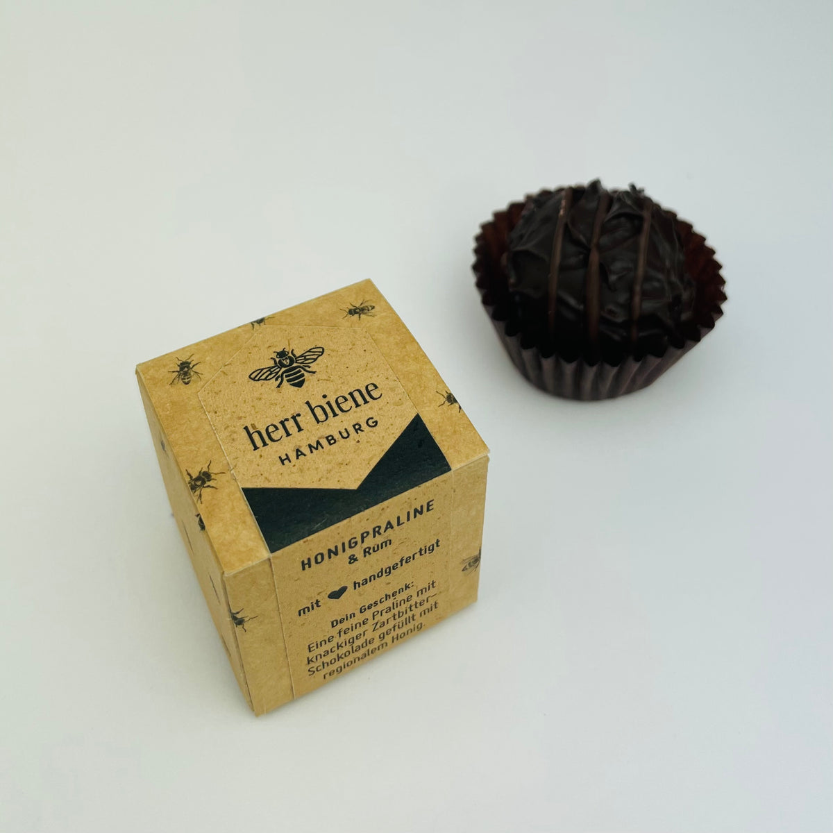 Honigpraline Rum in Zartbitterschokolade einzeln verpackt von herr biene