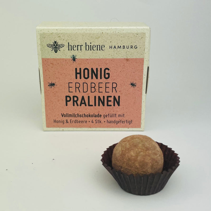 Vier Honigpralinen Erdbeere mit Vollmilchschokolade in Geschenkverpackung