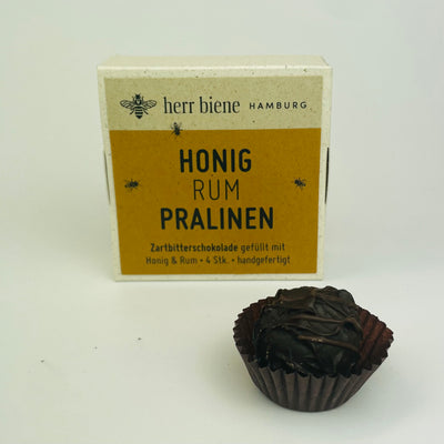 Vier Honigpralinen Rum mit Zartbitterschokolade in Geschenkverpackung