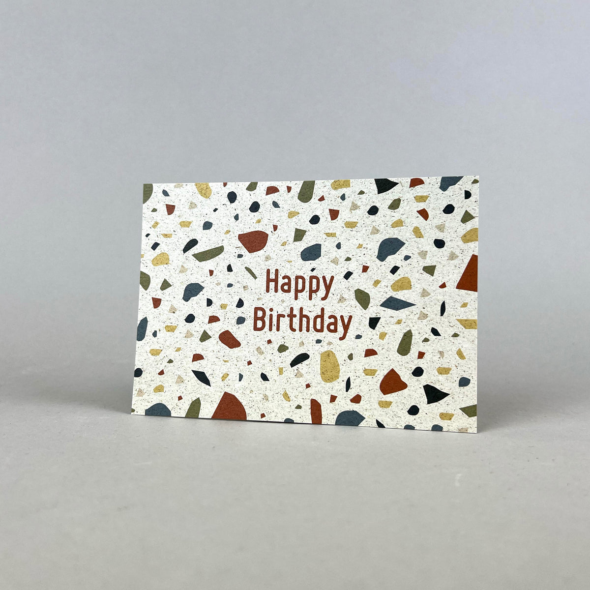Graspapier Postkarte mit Botschaft Happy Birthday mit Terrazzo Design 